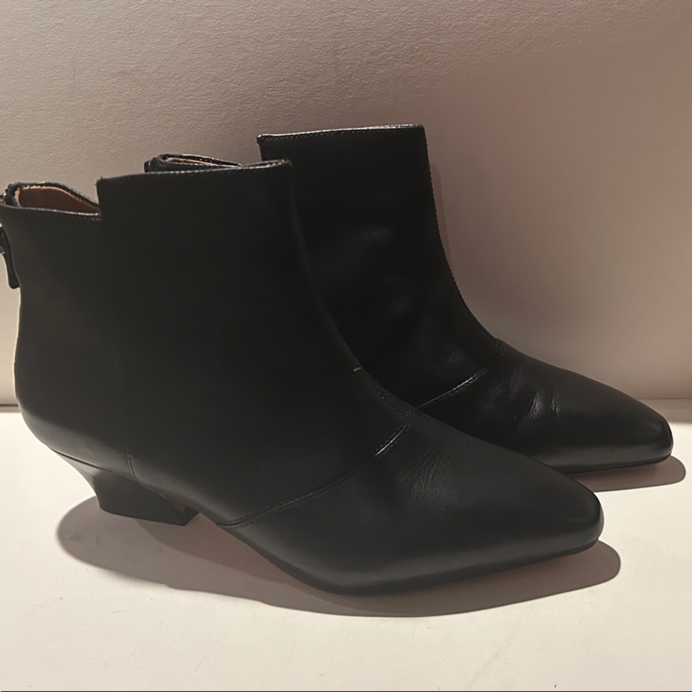 Earthies Black Leather Ankle Booties